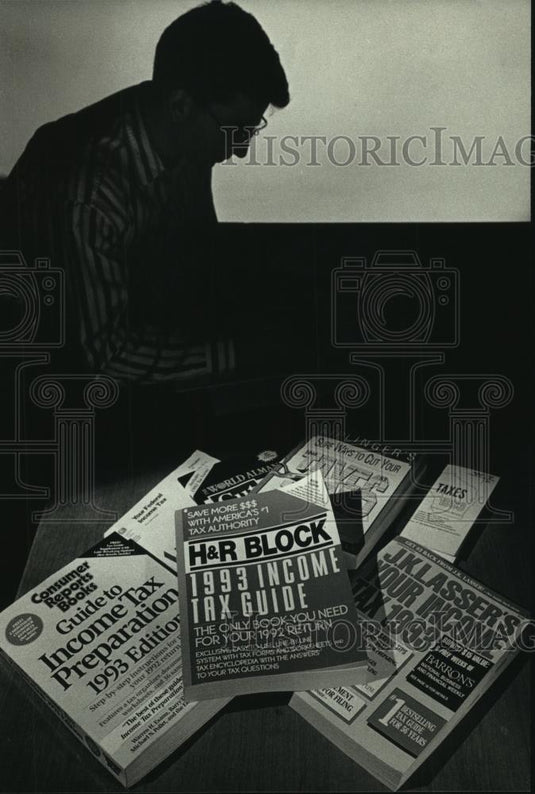 1993 Press Photo Many guides are available to help you do your own taxes. - Historic Images