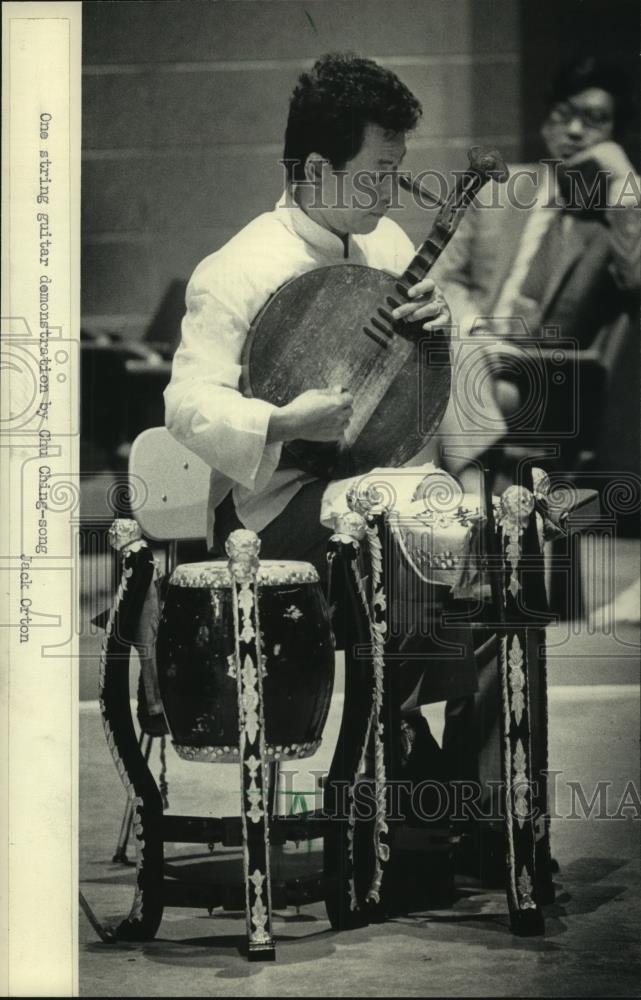 1984 Press Photo Chu Ching-song demonstrated a one string guitar Wisconsin - Historic Images