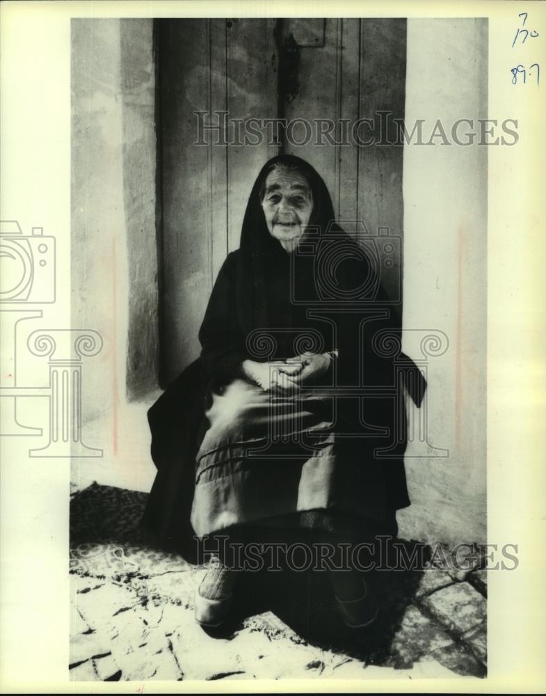 1980 Press Photo Woman in Village of Nazare, Portugal, - mjc07624 - Historic Images