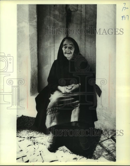 1980 Press Photo Woman in Village of Nazare, Portugal, - mjc07624 - Historic Images