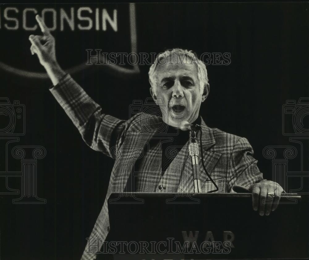 1980 Press Photo Judge Christ Seraphim speaks at Kiwanis in Milwaukee - Historic Images