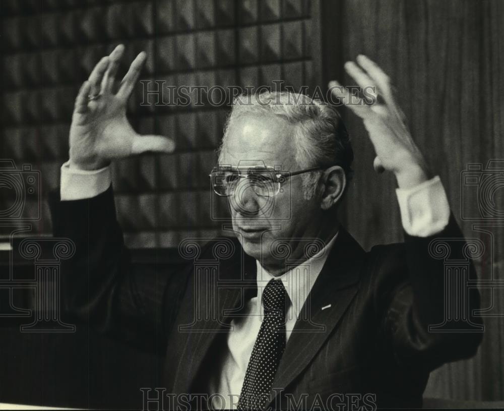 1980 Press Photo Circuit Judge Christ T. Seraphim Emphasizes Point in Hearing - Historic Images