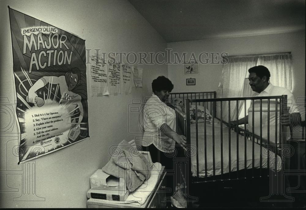 1990 Press Photo Maxine and Harry Sexton Make Up Hospital Bed For Foster Child - Historic Images