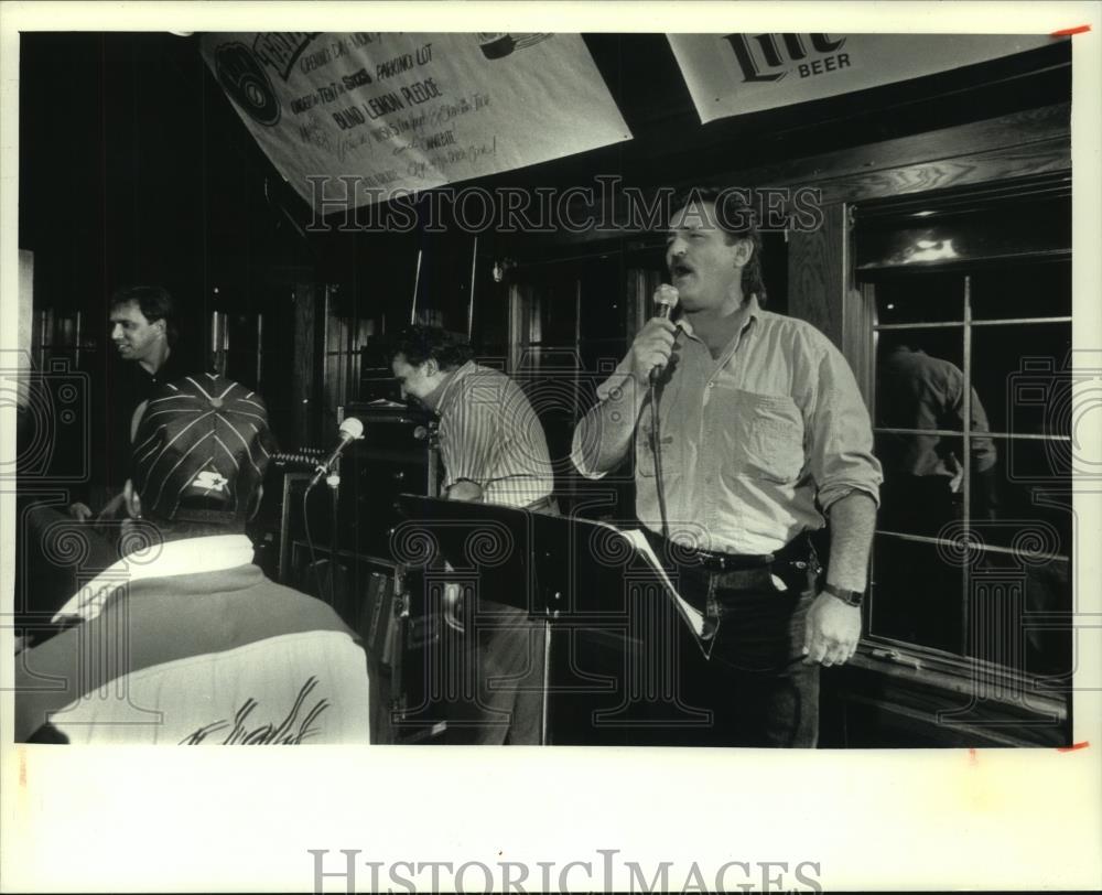 1992 Press Photo Fans of Dave Seymour think he sounds like Roy Orbison - Historic Images