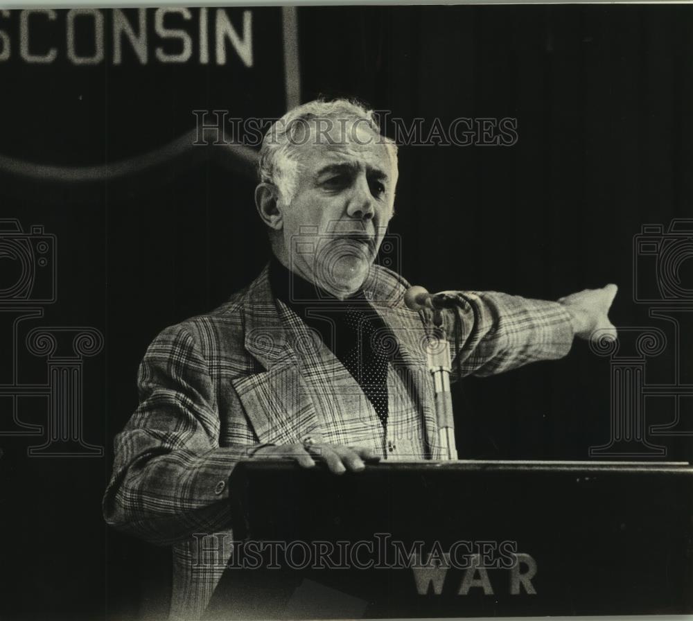 1980 Press Photo Judge Christ T. Seraphim speaking to the Kiwanis Club - Historic Images