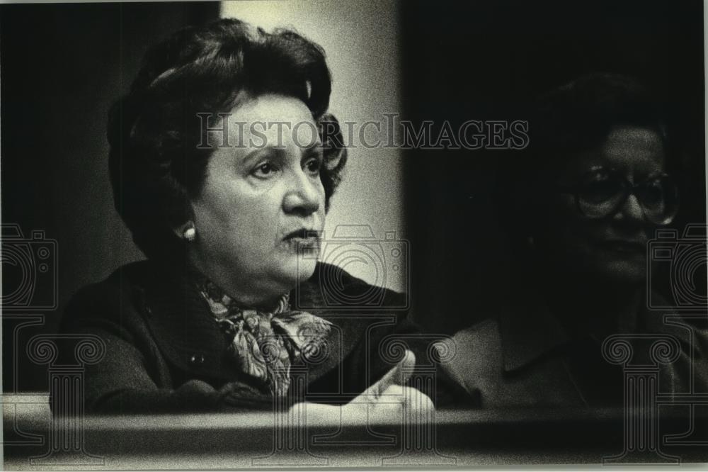 1980 Press Photo Mrs. Chris Seraphim in court filing for divorce, Milwaukee - Historic Images