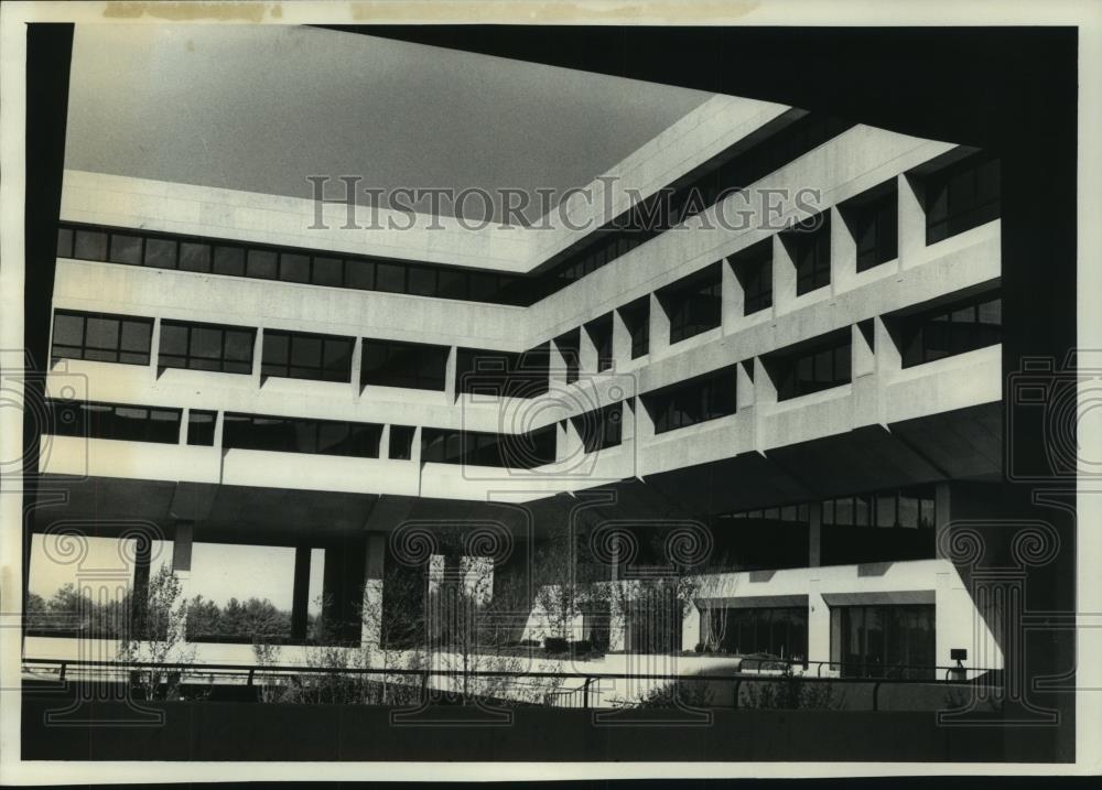 1977 Press Photo Inner court at Sentry Insurance complex at Stephens Point - Historic Images