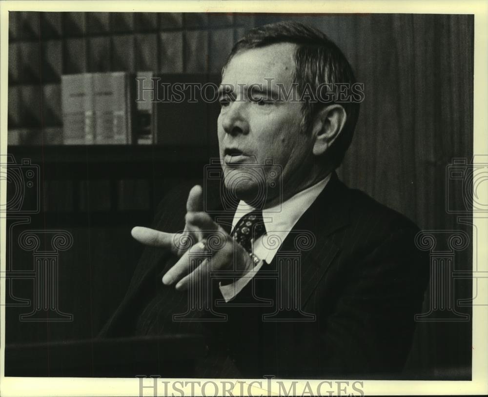 1980 Press Photo Attorney William Coffey testifies at Christ T. Seraphim hearing - Historic Images