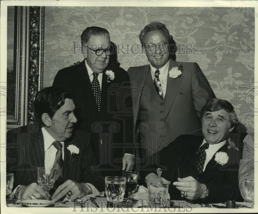 1978 Press Photo Frank Simmons, Roy Lane, and other union members, Milwaukee - Historic Images