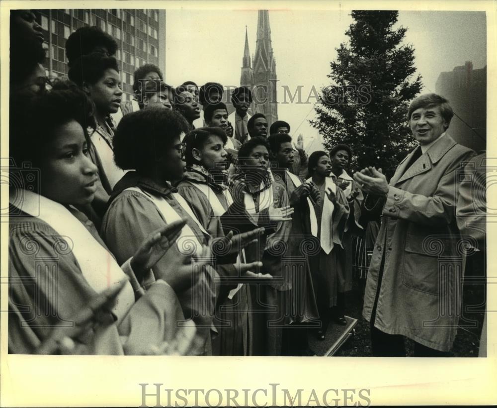 1979 Press Photo Milwaukee Mayor Maier with North Division High School Choir - Historic Images