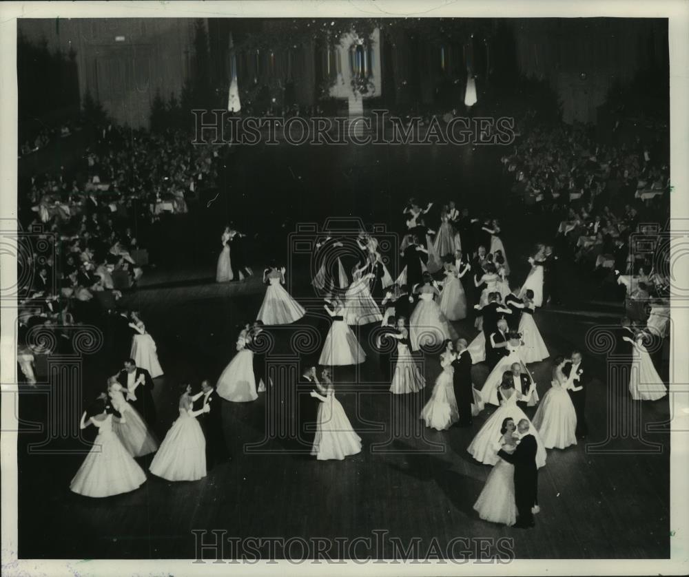 Press Photo Debutantes at Milwaukee Service Club&#39;s Charity Ball - mjc07831 - Historic Images