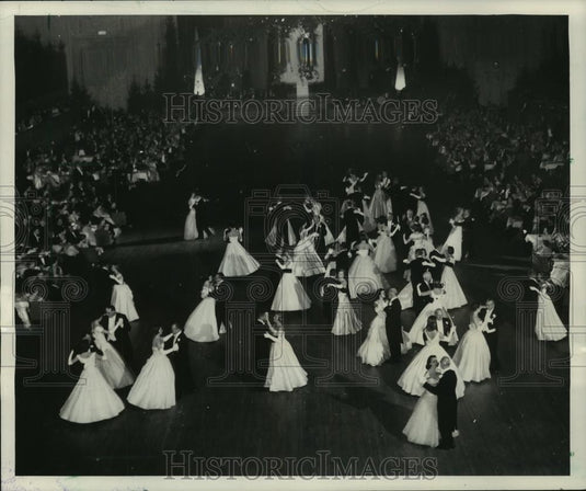 Press Photo Debutantes at Milwaukee Service Club's Charity Ball - mjc07831 - Historic Images