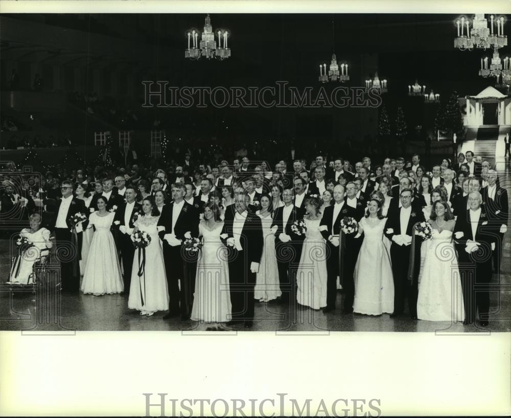 1982 Press Photo Grand March at Service Club of Milwaukee Charity Ball - Historic Images
