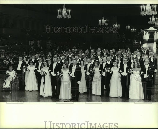 1982 Press Photo Grand March at Service Club of Milwaukee Charity Ball - Historic Images