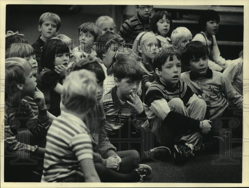 1985 Press Photo First graders watch puppet show at Wilson Elementary School - Historic Images