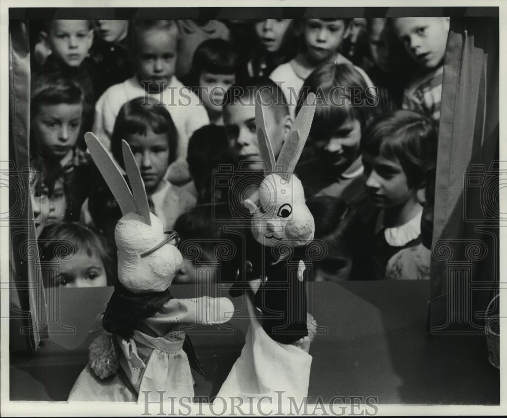 Press Photo Children watch puppet show - mjc07843 - Historic Images