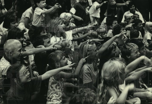 1991 Press Photo Children at Brookfield Library point to puppet show - mjc07848 - Historic Images