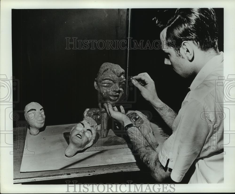 1983 Press Photo Man sculpting puppet face - mjc07881 - Historic Images