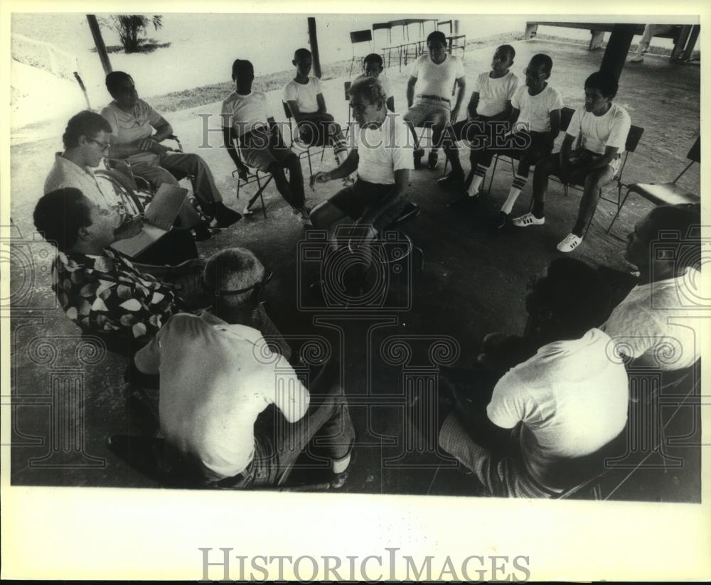 1978 Press Photo Residents Of Hogares Crea In Group Therapy Session In San Juan - Historic Images