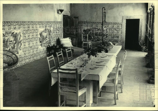 1988 Press Photo Guests Dine On Loggia, Overlooking Gardens, In Portugal - Historic Images