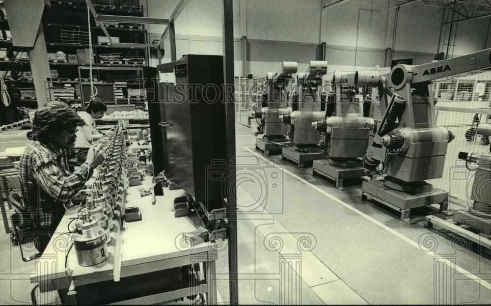 1983 Press Photo Workers make robots, ASEA Industrial Systems, New Berlin - Historic Images