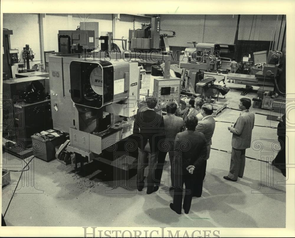 1983 Press Photo Visitors, Basic International, robot, machine tool equipment - Historic Images