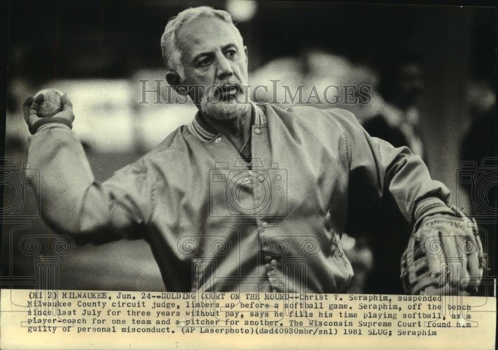 1981 Press Photo Suspended Milwaukee Judge Christ Seraphim plays softball - Historic Images