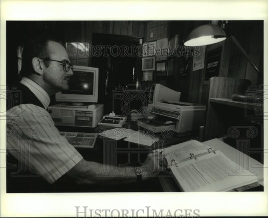1995 Press Photo Tax preparer Rodrigo Diez works on customer's tax returns - Historic Images