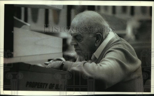 1994 Press Photo Leslie Rosner places tax envelopes in trays for inspection - Historic Images
