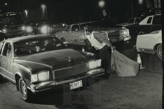 1982 Press Photo Postal Service worker accepts late mail for income tax - Historic Images