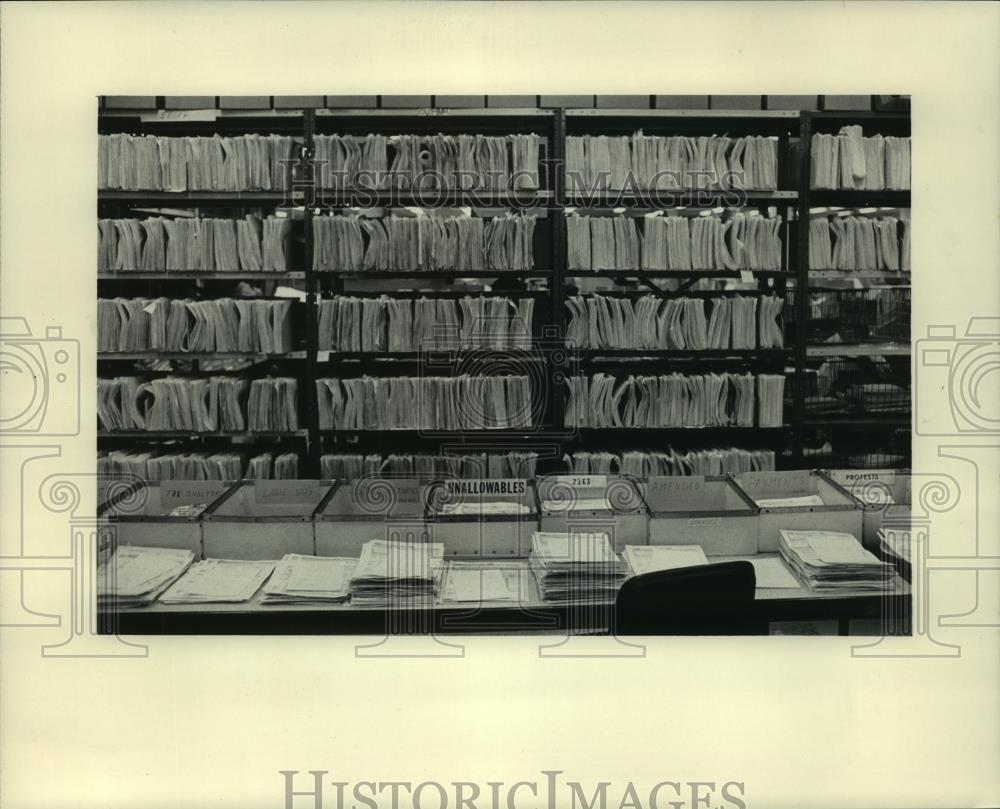 1986 Press Photo Rows of income tax returns at filing station - mjc08008 - Historic Images