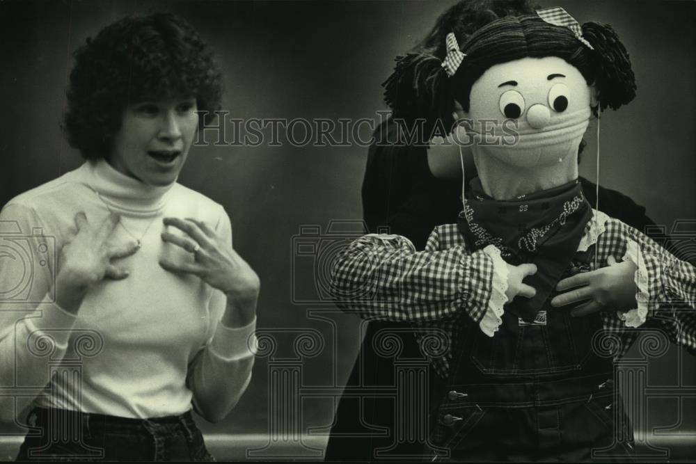 1990 Press Photo Performers use puppets to show disabilities at Glendale School - Historic Images