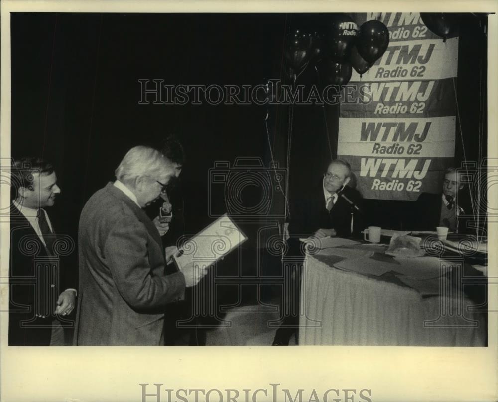 1985 Press Photo WTMJ Disc Jockey Jim Tate at his desk for WTMJ Radio 62 - Historic Images