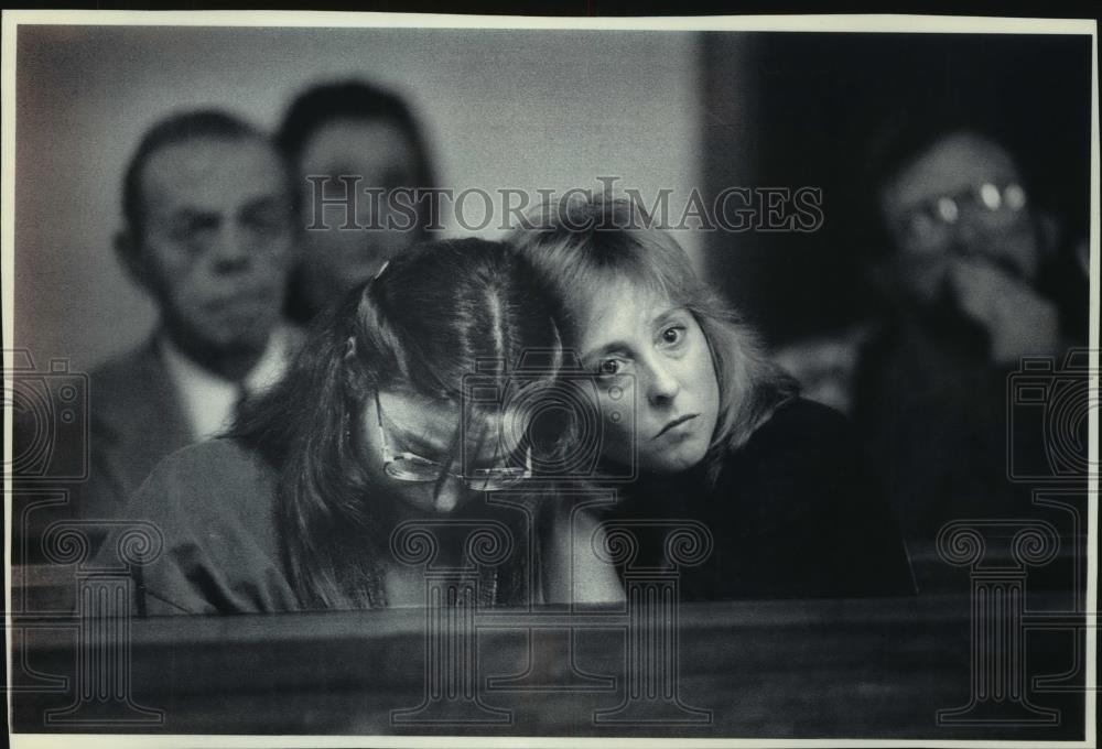 1993 Press Photo Victim Jennifer Minton and sister Torri at trial of attacker - Historic Images