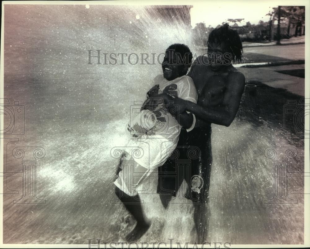 1993 Press Photo Chester Washington and Bassam McFerrin cool off, Milwaukee - Historic Images