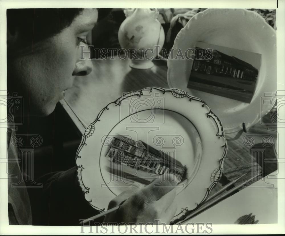 1983 Press Photo Lynn Sumner paints scene on bone china plate in England - Historic Images