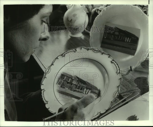 1983 Press Photo Lynn Sumner paints scene on bone china plate in England - Historic Images