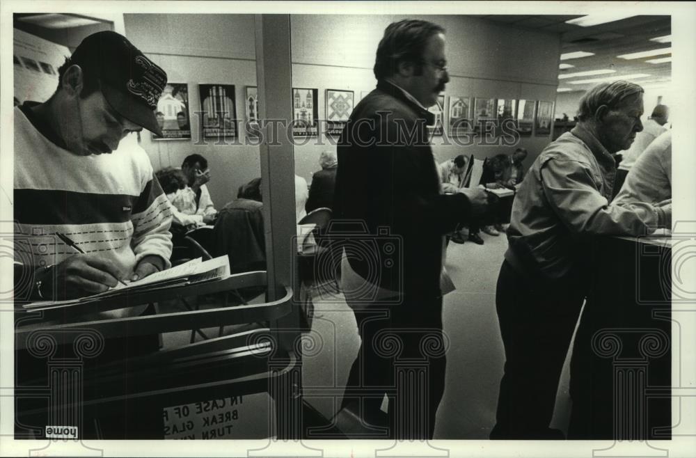 1990 Press Photo Taxpayers line Milwaukee City Hall to file tax objections - Historic Images