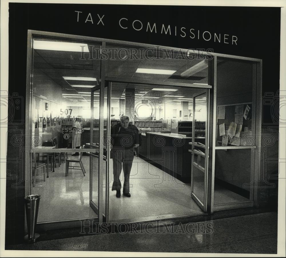 1988 Press Photo Frank Kasar of Milwaukee leaves the tax commissioner&#39;s office - Historic Images