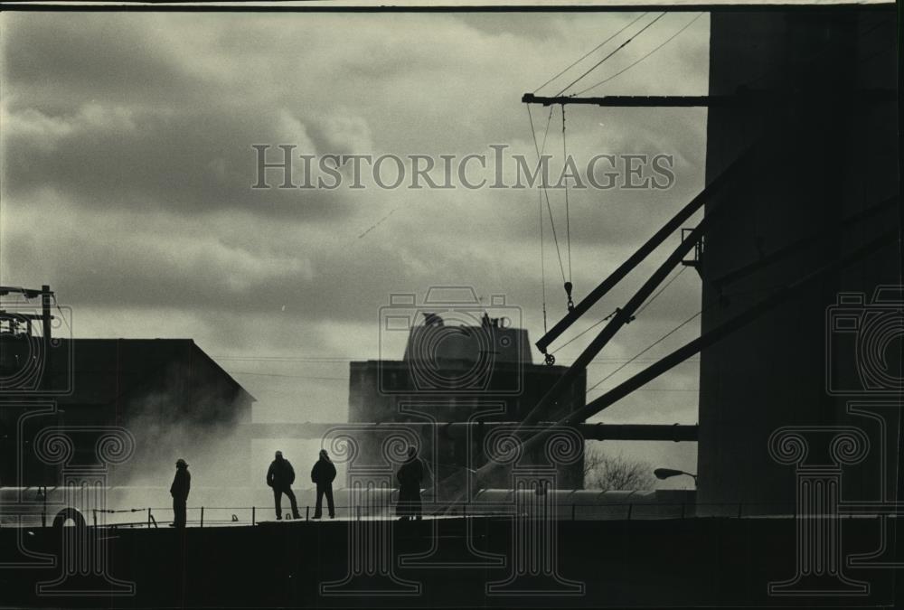 1986 Press Photo Workers waiting to load grain on to V.W. Scully, Jones Island. - Historic Images