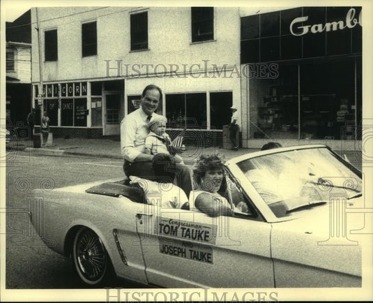 1987 Press Photo Rep. Tom Tauke during a 4th of July parade in Tipton, Iowa - Historic Images