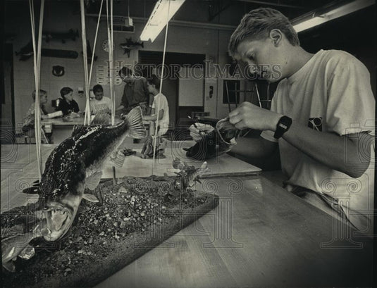 1992 Press Photo Franklin's Forest Park Middle School's taxidermy club member - Historic Images