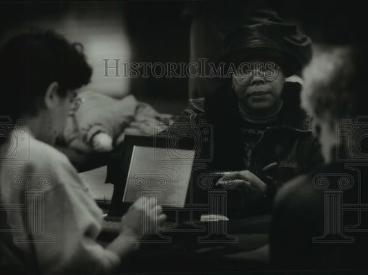 1994 Press Photo Vivian Jackson gets help preparing taxes from IRS volunteer - Historic Images