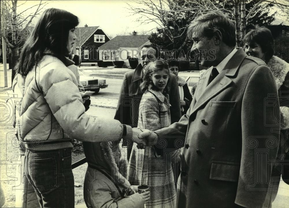 1980 Press Photo Mayor Maier as he campaigned in Milwaukee - mjc08162 - Historic Images