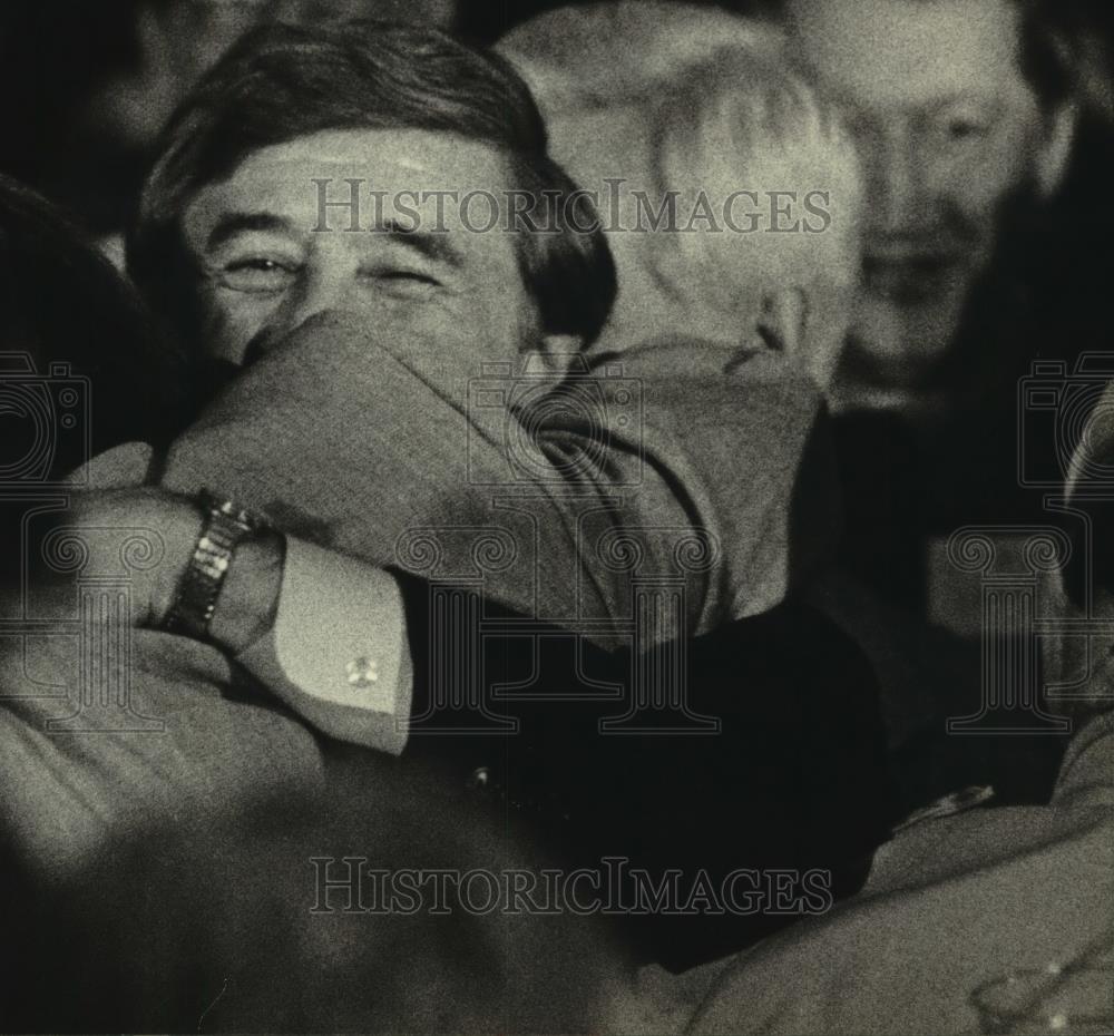 1980 Press Photo Mayor Henry Maier receives hug from supporter in Milwaukee - Historic Images