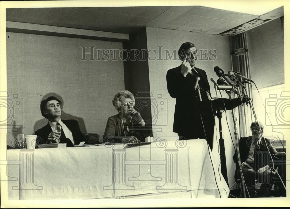 1980 Press Photo Henry Maier speaks to voter forum at YMCA in Milwaukee - Historic Images