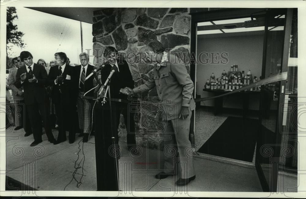 1977 Press Photo Milwaukee mayor Maier at dedication of Share Corporation plant - Historic Images
