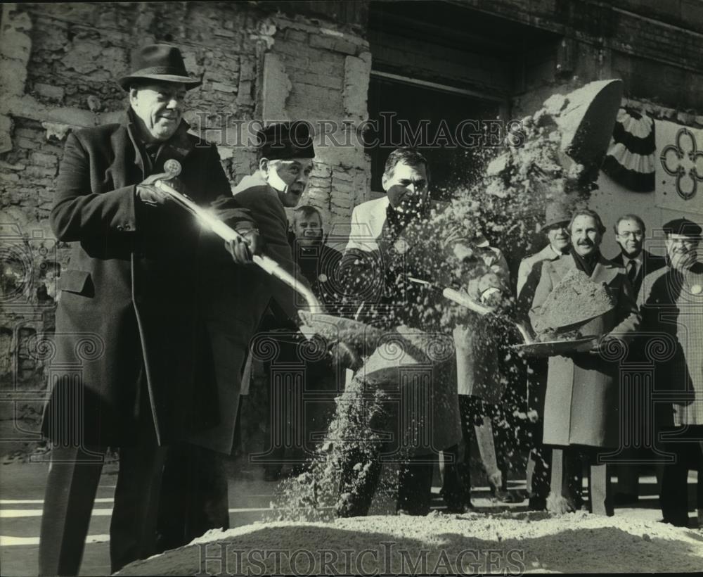 1980 Press Photo Milwaukee Mayor Maier &amp; others at ground-breaking ceremony - Historic Images