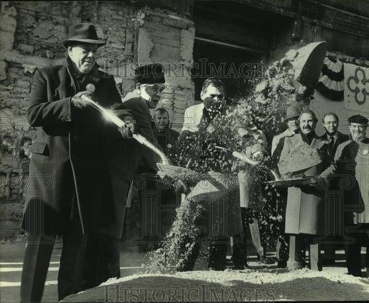 1980 Press Photo Milwaukee Mayor Maier & others at ground-breaking ceremony - Historic Images