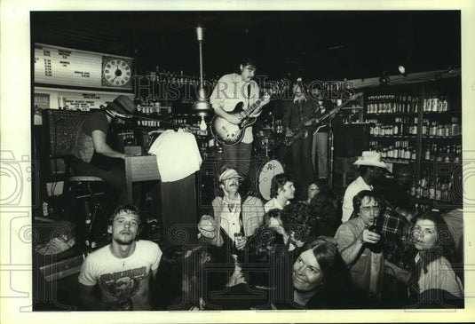 1980 Press Photo Stroke Brothers playing at Hooligans Bar, while people dance. - Historic Images